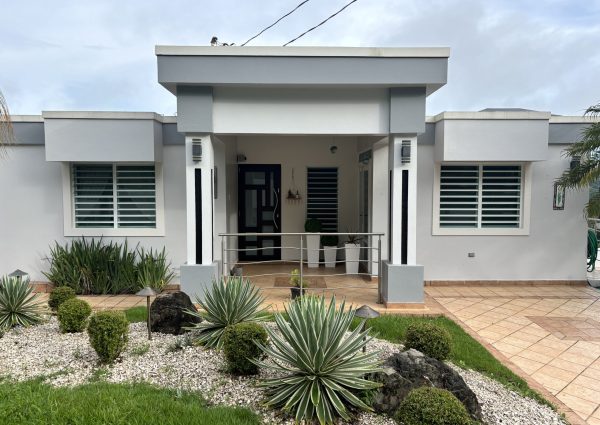 Casa con tres ventanas de seguridad y una puerta de seguridad en Puerto Rico